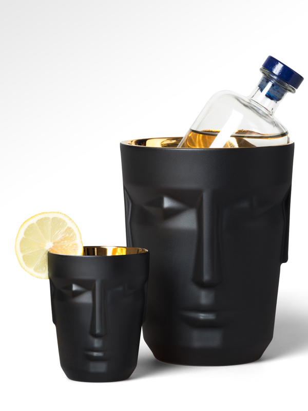 Czarny ze złotym 24 karatowym środkiem porcelanowy cooler do wina oraz porcelanowy kubek do alkoholi z twarzami z kolekcji Prometheus marki Sieger by Furstenberg manufaktury Porzellan Furstenberg.