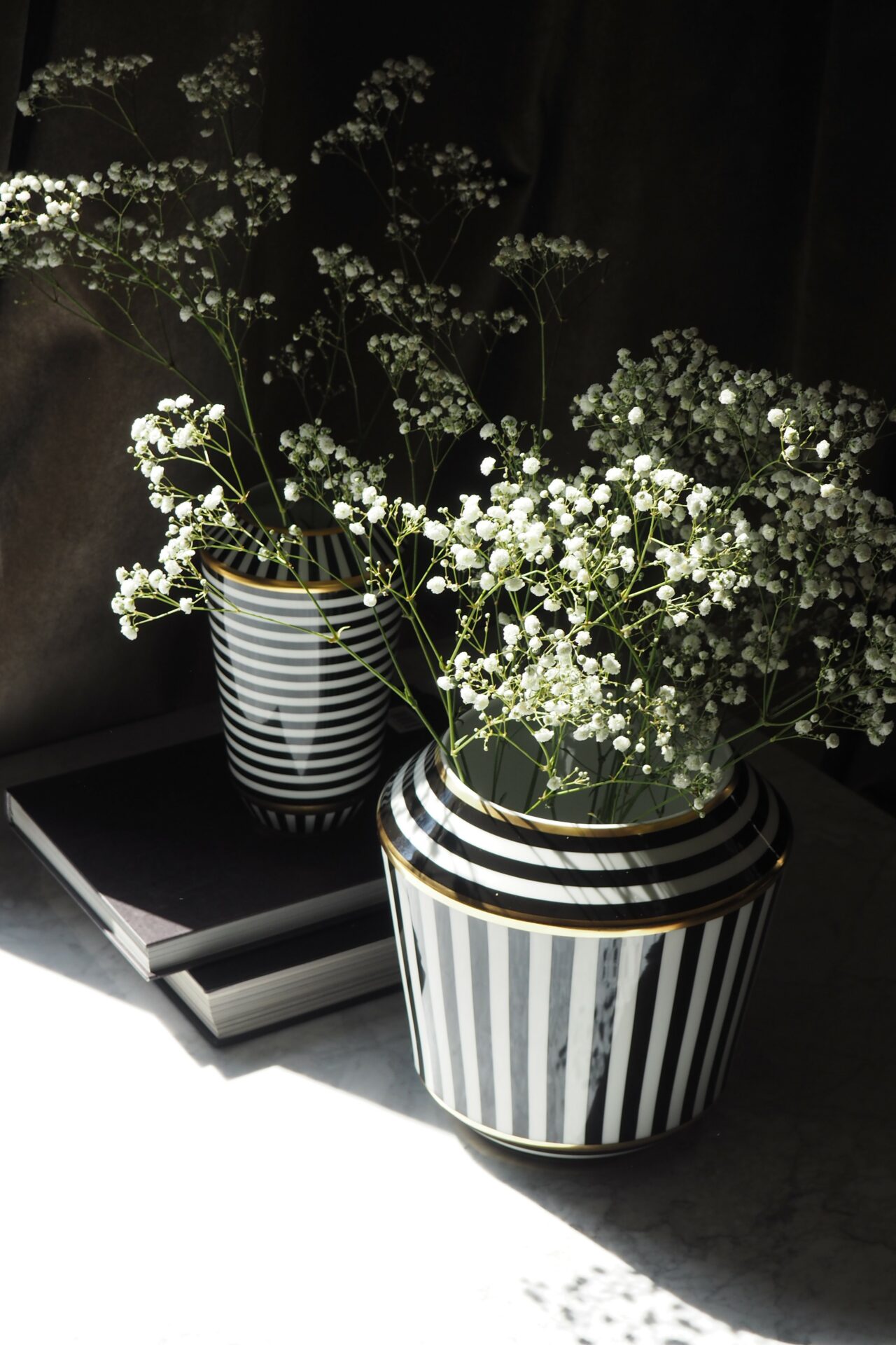 Wazony w pasy z gipsówką w showroomie Atelier Porcelany