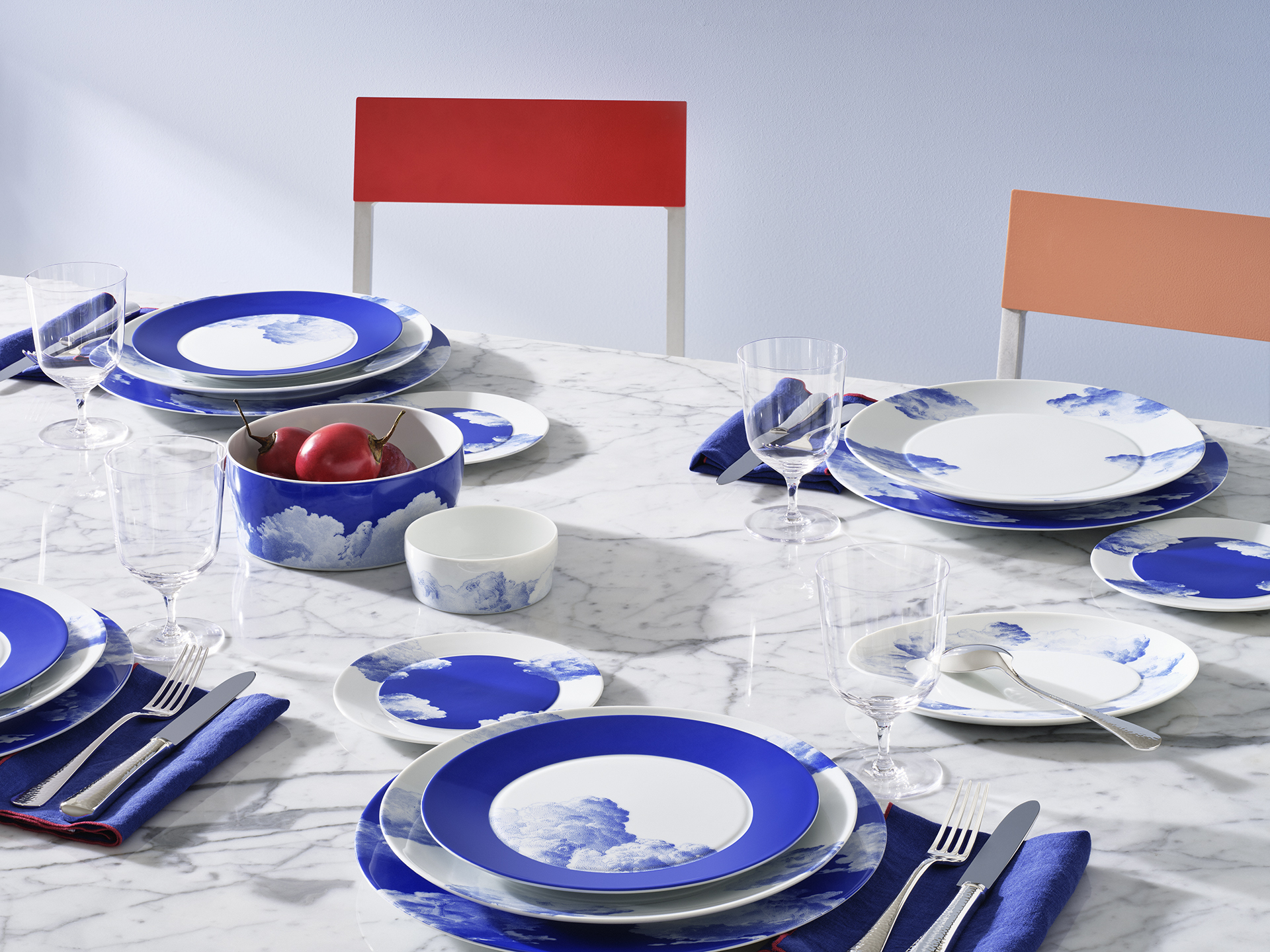 Stół nakryty porcelaną Fürstenberg Auréole Rêverie i szkłem