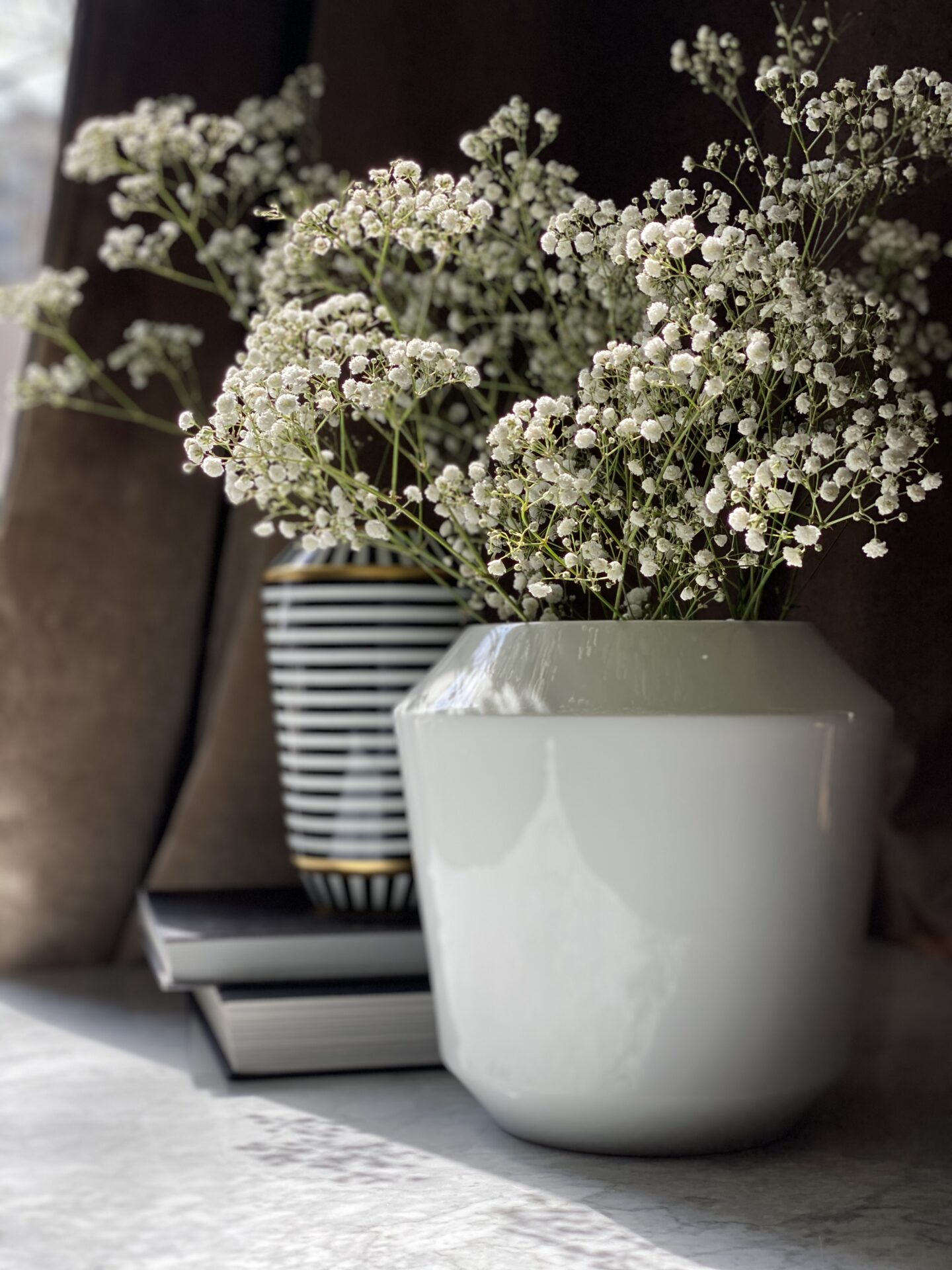 Wazony z gipsówką w showroomie Atelier Porcelany