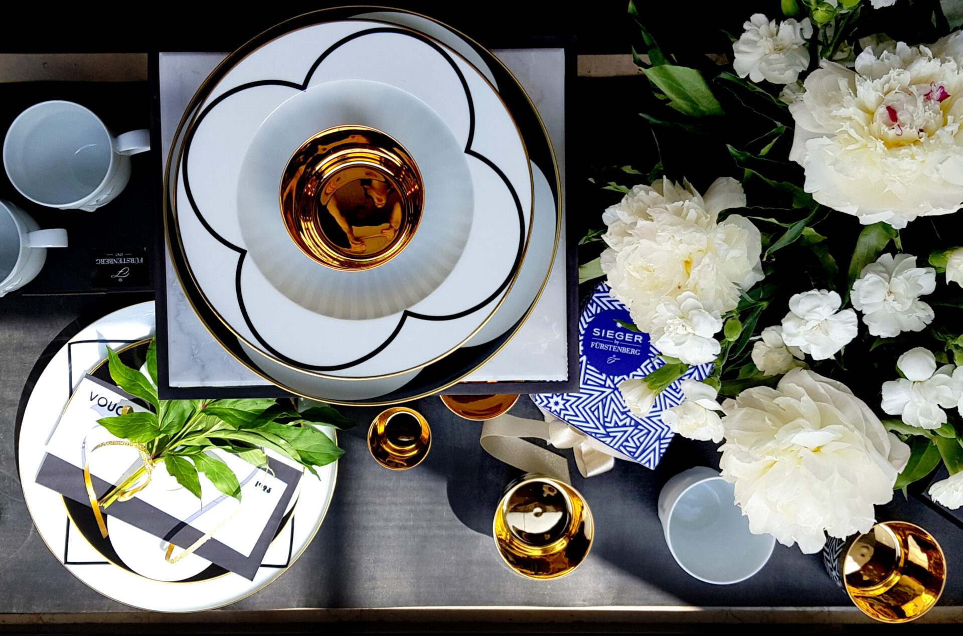 Porcelana Ca’ d’Oro i goblety Sip of Gold na stole z piwoniami